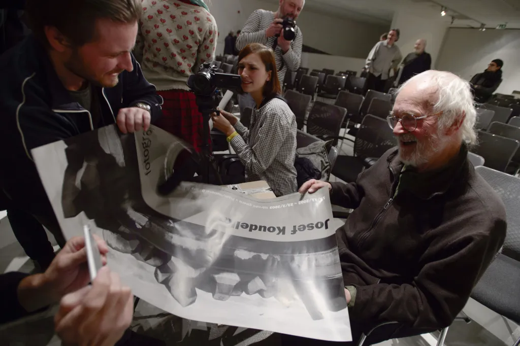 Josef Koudelka v Česku uspořádal několik setkání a výstav. Na snímku diskutuje s fotografem Jiřím Kociánem během setkání konaném v pražském Centru současného umění DOX v roce 2015