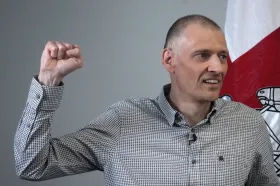 Jen dvě lžičky kaše denně. Lídr běloruské opozice popsal věznění