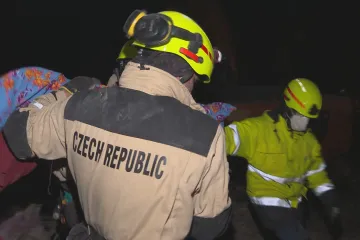 Naděje vedle tragédie. Psovodi z českého týmu pomáhají v Turecku s pátráním
