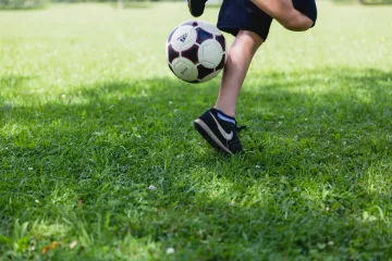 Bubnování a hlasité fandění na fotbale ve Studenci může pokračovat, rozhodl soud