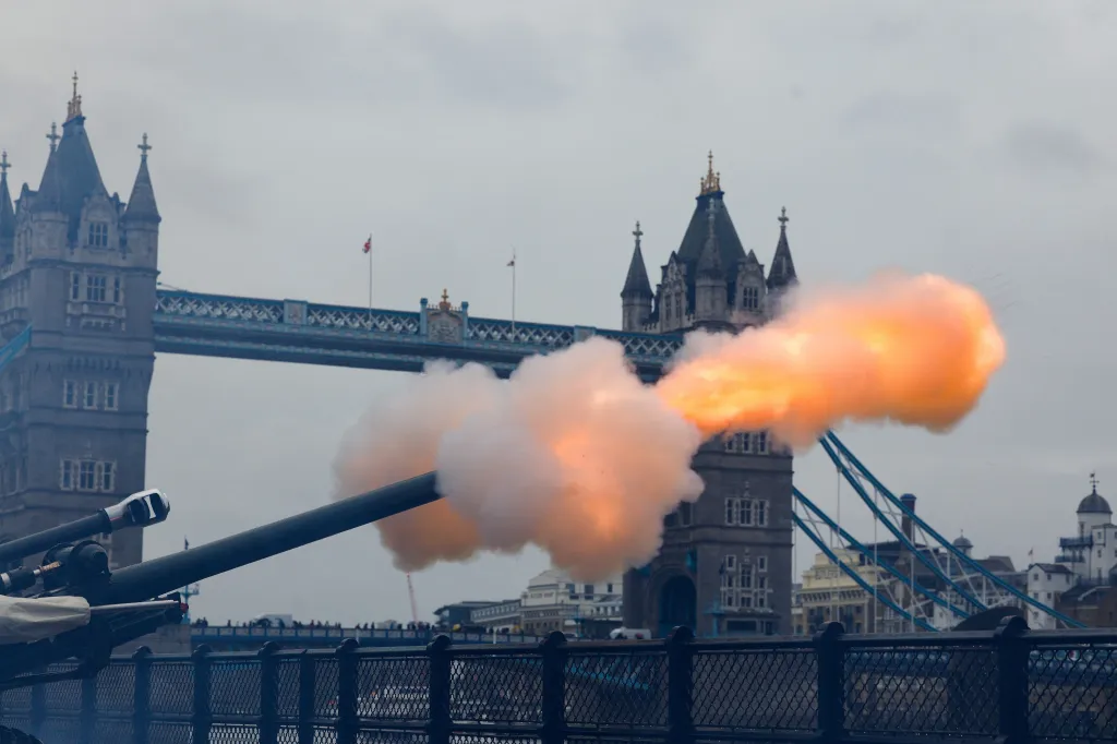 Ceremoniální kanón před mostem Tower Bridge