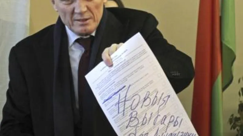 Šéf opozičního hnutí Mluv pravdu! Uladzimir Njakljajev při hlasování demonstrativně před očima desítek novinářů vyškrtl z hlasovacího lístku jméno Lukašenko a napsal na něj velkými písmeny: Nové volby bez Lukašenka