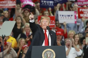 Kampaň vrcholí. Trump přirovnal demokraty k demoliční kouli, podle Obamy republikáni lžou 