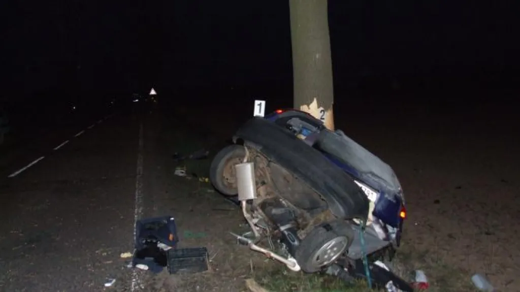 Auto po nárazu do stromu