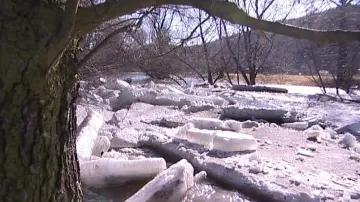Tající led a sníh zvedá hladiny řek