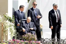 Alžírský prezident Buteflika ustoupil bouřícímu lidu, popáté kandidovat nebude