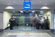 Pražské letiště zrušilo kuřácké koutky. Cestujícím vadil zápach, kuřákům malý prostor