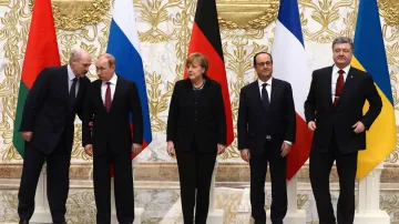 Lukašenko, Putin, Merkelová, Hollande a Porošenko na jednání v Minsku