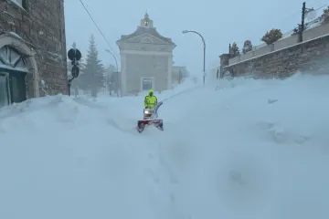 Metry sněhu, sesuvy půdy i stržený most. Itálii ochromila silná bouře