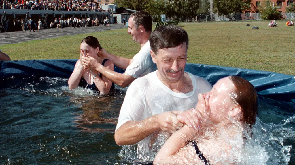 Křest jehovistů v Krasnojarsku v roce 2001