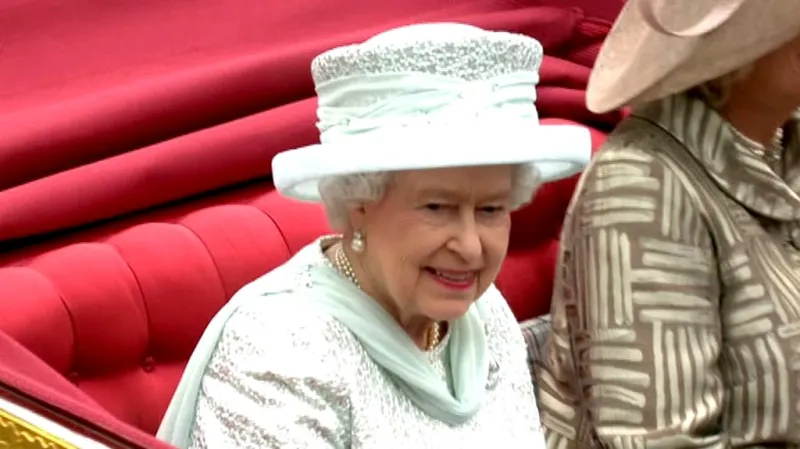 Alžběta II. v kočáře