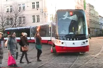 V Praze vyráží do ulic nazdobená vánoční tramvaj, letos pojede po dvou linkách