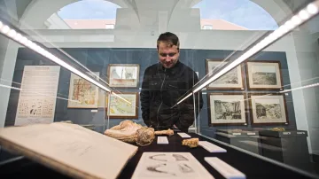 Muž si prohlíží artefakty nalezené polyhistorem Antonem Rzehakem