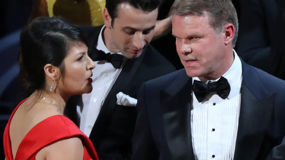 Martha Ruizová a Brian Cullinan při závěrečném zmatku na Oscarech