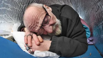 Muž bez domova využívá na přespání plastové iglú