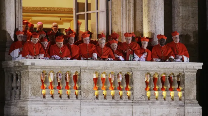 Kardinálové poslouchají proslov nového papeže