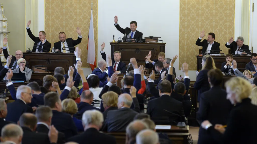 Poslanecká sněmovna na schůzi kvůli memorandu o těžbě lithia