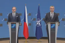 Šéf NATO Stoltenberg poděkoval Česku za pomoc Ukrajině, podle Fialy se zásoby zbraní tenčí