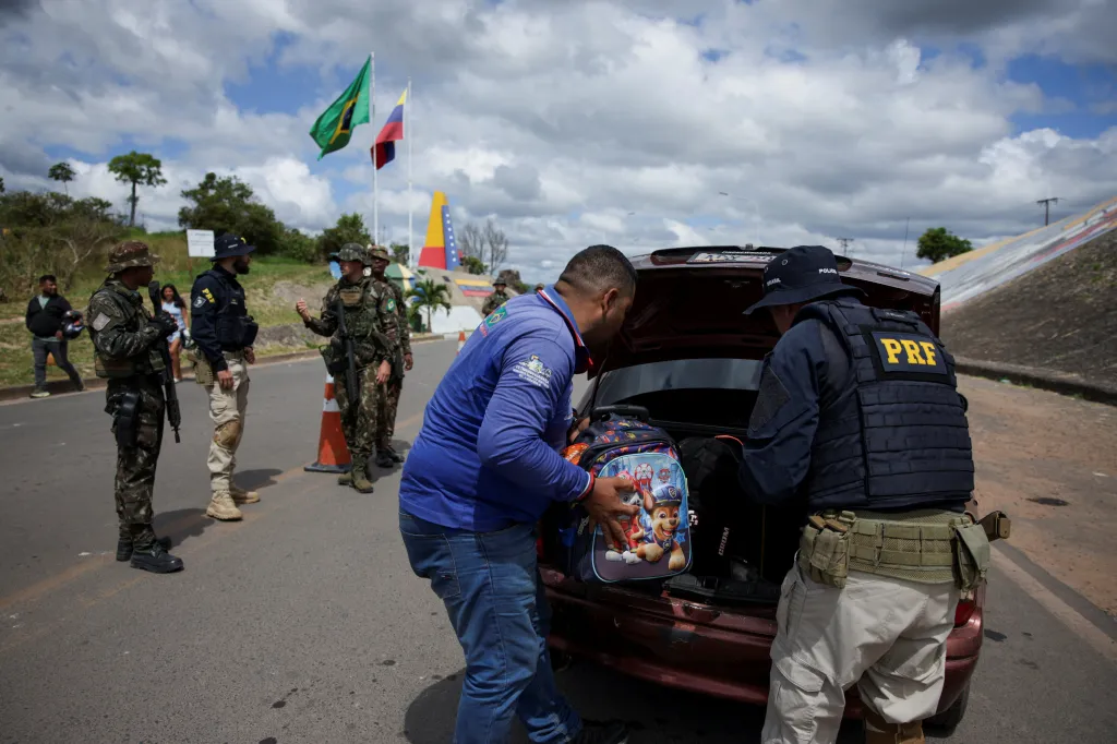 Zaměstnanci brazilské bezpečnostní služby kontrolují automobil na hranici s Venezuelou