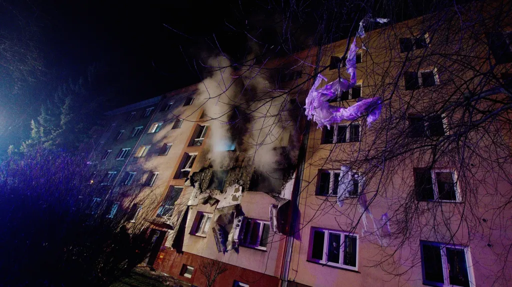 Výbuch způsobil požár v pětipatrovém domě v Ostravě