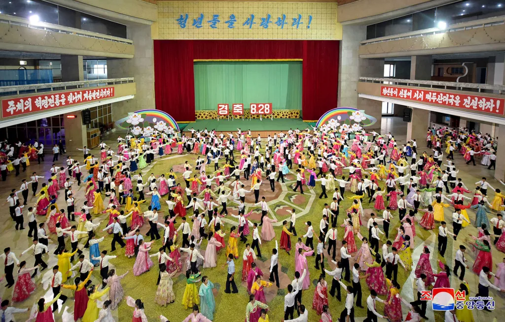 Studentští tanečníci na Festivalu mládeže v Severní Koreji