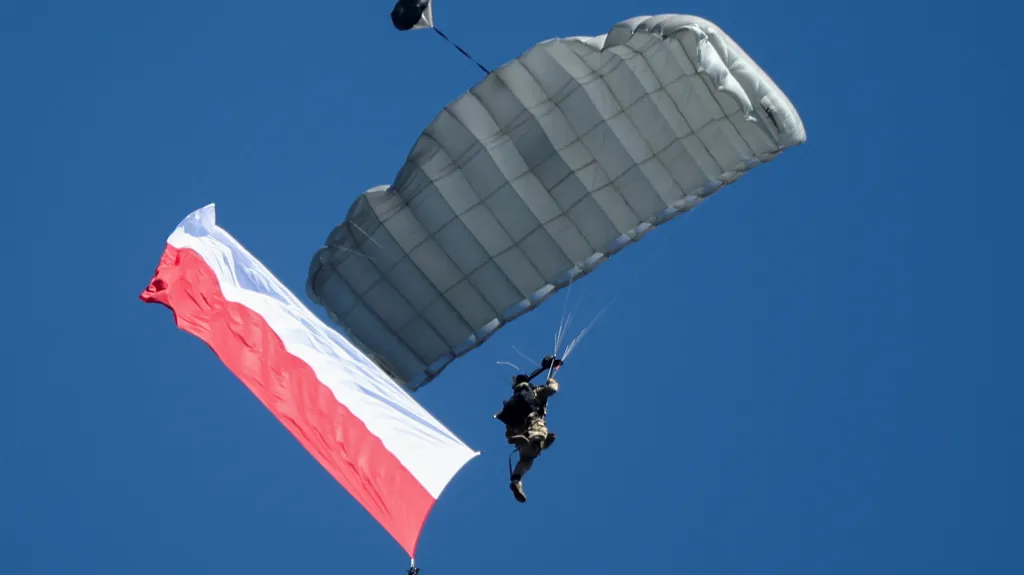 Parašutisté se snášejí z varšavského nebe s polskými národními symboly