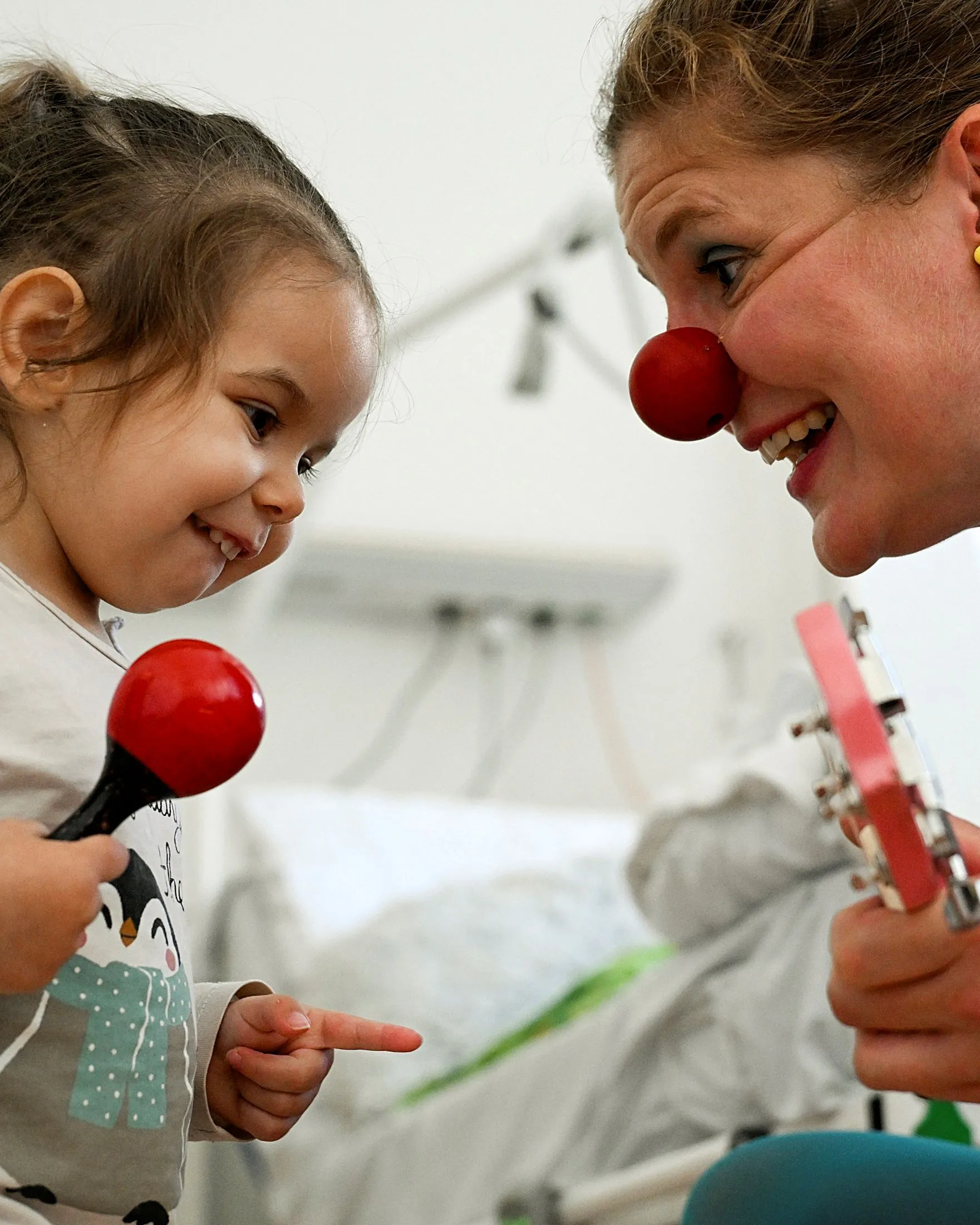 Zdravotní klauni přinášejí vánoční radost dětem v nemocnicích
