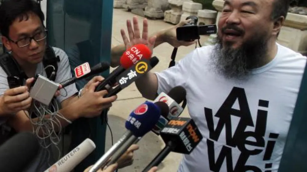 Aj Wej-wej před svým domem