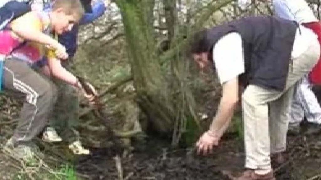 Děti čistí studánku