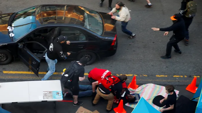 Útočník v Seattlu vystupuje z auta