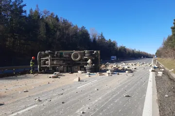 Převrácený kamion zablokoval dálnici D1 u Domašova