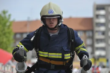 Hasiči tří států poběží s plnou výstrojí pod vrchol vysoké pece