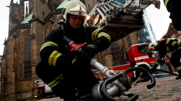 Cvičení hasičů na Pražském hradě