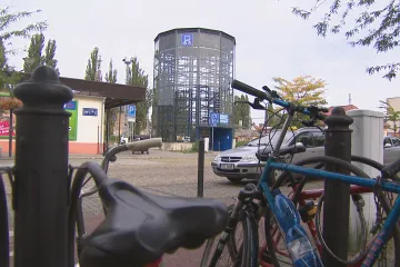 Cyklověž v Břeclavi je prázdná, venkovní stojany přeplněné