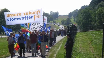 Demonstrace u základny Büchel