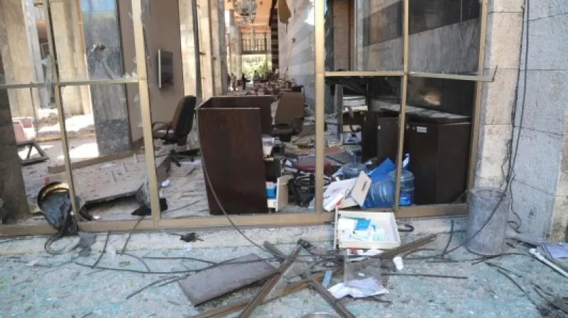 Poničená budova parlamentu