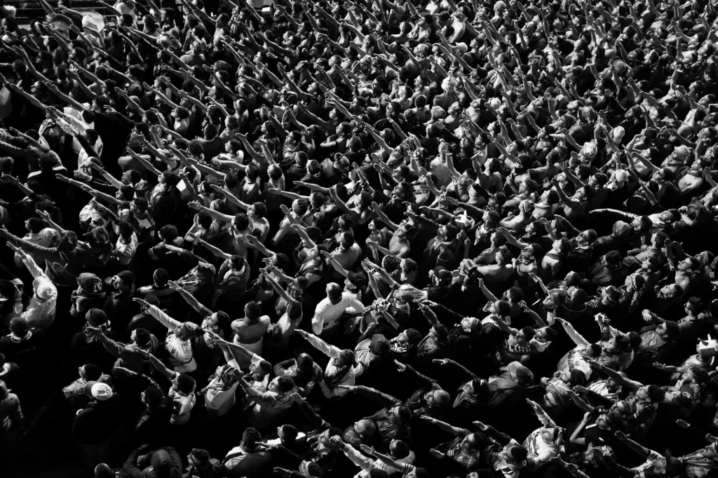 Velký moment v alžírské historii je revoluce v roce 1988, někdy nazývaná jako Černý říjen. V jejím centru byla rozhněvaná mládež
