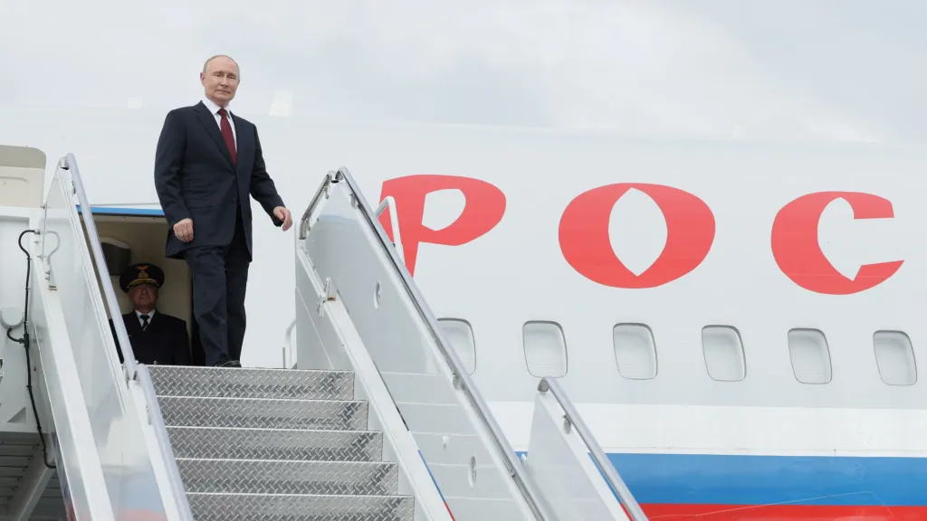 Ruský vládce Vladimir Putin nastupuje do letadla po skončení setkání s americkým prezidentem Donaldem Trumpem