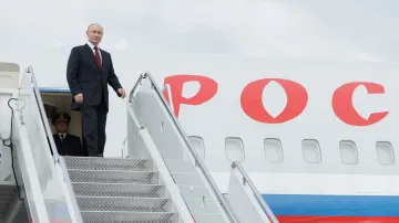 Ruský vládce Vladimir Putin nastupuje do letadla po skončení setkání s americkým prezidentem Donaldem Trumpem