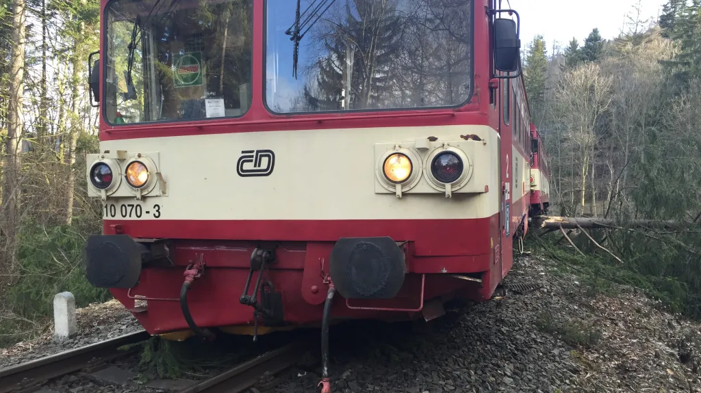 Vítr způsobil komplikace na železnici