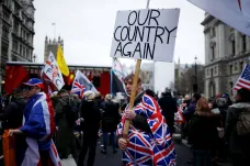 OBRAZEM: Pálení unijních vlajek i skotské slzy. Britské odcházení se neobešlo bez emocí