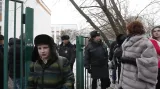 Ruští policisté evakuují moskevskou školu