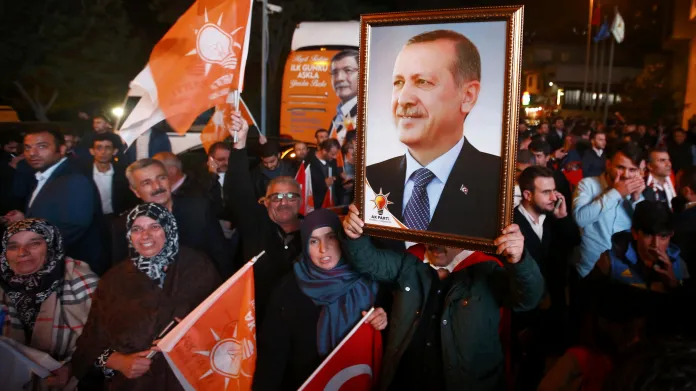 Předčasné volby v Turecku drtivě vyhrála vládní AKP