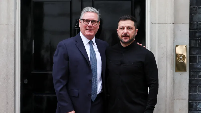 Britský premiér Keir Starmer a ukrajinský prezident Volodymyr Zelenskyj