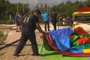 Silný vítr zranil děti na skákacím hradu, rozšířil požár na Příbramsku a lámal stromy