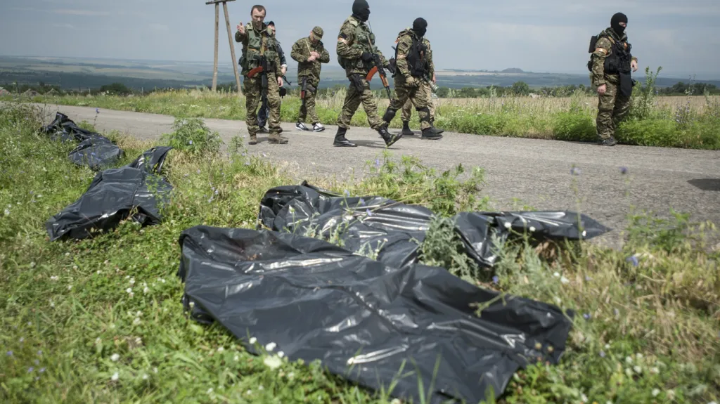 Proruští separatisté u obětí z malajsijského letadla
