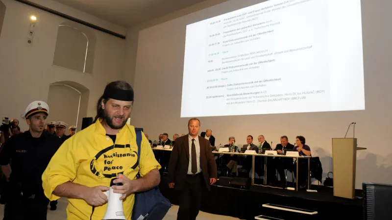 Člověk s megafonem přerušil diskusi o Temelínu