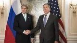 John Kerry (vlevo) a Sergej Lavrov před zahájením konference v Mnichově