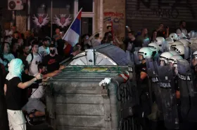 Při protivládních protestech v Srbsku zadržela policie desítky demonstrantů