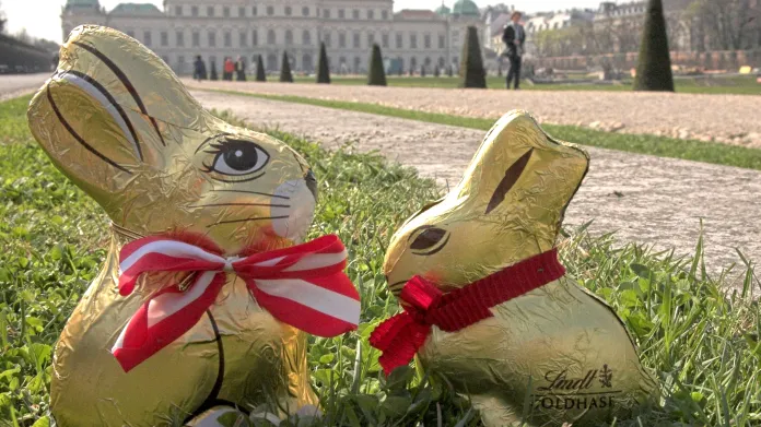 Čokoládoví zajíci firmy Lindt, jeden z nejznámějších symbolů dnešních Velikonoc